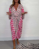 Djup V-klänning med twisttryck