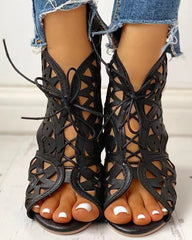 Platta sandaler i etnisk stil och utskärning