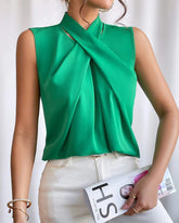 Korsad hals enfärgad plisserad topp