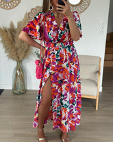 Blommig klänning med V -nacke och bälte