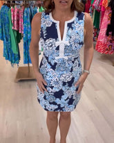 Ärmlös blommig V-ringad klänning