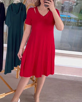 Klänning med korta ärmar och enfärgad