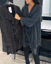 Splitsad volang topp med v-ringad hals