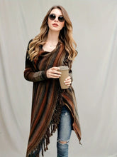 Elegant kofta med tofsdekor och sjalkrage