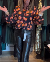 Avslappnad topp med blommönster