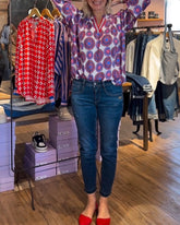 Elegant v-ringad blus med geometriskt tryck