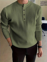 Stickad tröja med knappar