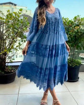 Klänning med rund hals och spetsmönster