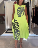 Klänning med ärmar och bladtryck