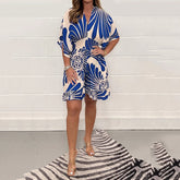 Avslappnad kort jumpsuit för dam med växtmönster