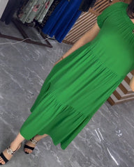 Enfärgad klänning med rund hals och kort ärm