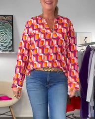 Blus med kontrasterande färger och geometriska mönster
