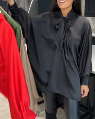 Enfärgad och elegant blus med bandkrage