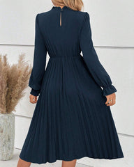 Plisserad enfärgad elegant klänning