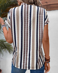 V-ringad T-shirt med randigt tryck