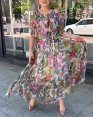 Blommig klänning med rund hals