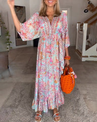 V-ringad halvärmad tryckt klänning