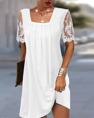 Enfärgad klänning med spetsärm