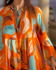 Avslappnad tryckt klänning med lång ärmar