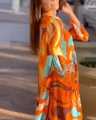 Avslappnad tryckt klänning med lång ärmar