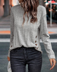 Enfärgad topp med rund halsringning och knappar