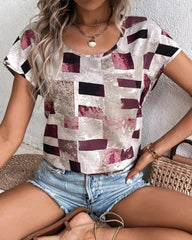 T-shirt med geometriskt tryck och rund hals