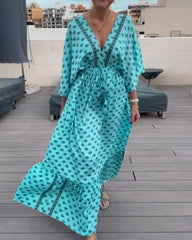 V-ringad klänning med modetryck