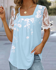 Tryckt blus med fyrkantig halsringning och spetsärmar