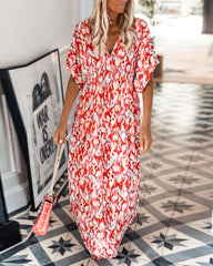 V-ringad modeklänning med tryck och kort ärm