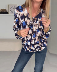 Elegant blus med axelband och tryck