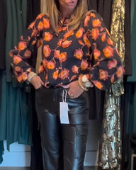 Avslappnad topp med blommönster