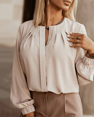 Enfärgad elegant veckad skjorta