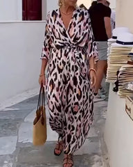 Färgglad leopardklänning