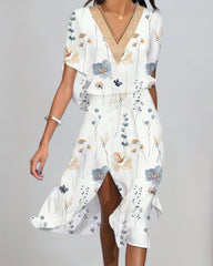 V-ringad slitsad klänning med tryck