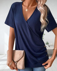 V-halsad T-shirt med korsknappdetaljer