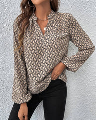 V-ringad elegant blus med tryck