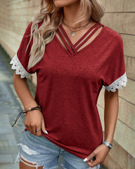 Enfärgad blus med spetsmanschettpanel