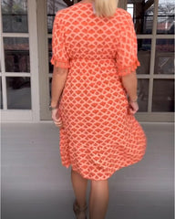 V-ringad klänning med tryck och fransar