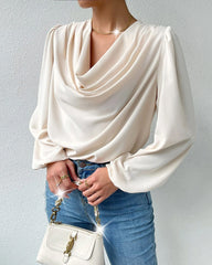 Enfärgad blus med halsringning