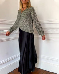 V-ringad ledig blus med geometriskt tryck