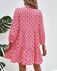 V-ringad långärmad klänning med tryck