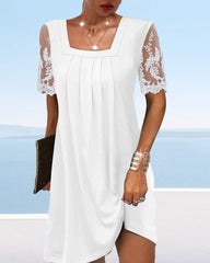 Enfärgad klänning med spetsärm