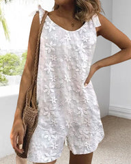 Avslappnad jumpsuit med spetsrem