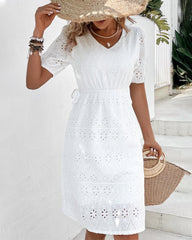 Broderad kortärmad klänning