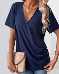 V-halsad T-shirt med korsknappdetaljer