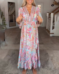 V-ringad halvärmad tryckt klänning