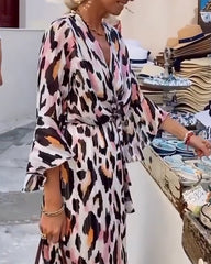 Färgglad leopardklänning