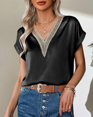 V-ringad enfärgad spetsblus med kort ärm