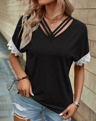 Enfärgad blus med spetsmanschettpanel