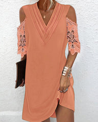 Spetsskarvad off-shoulder enfärgad klänning